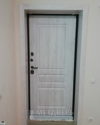 Дверь с белой накладкой №62